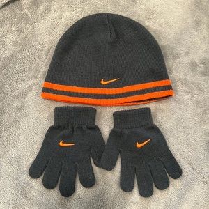 Nike - Reversible hat and gloves